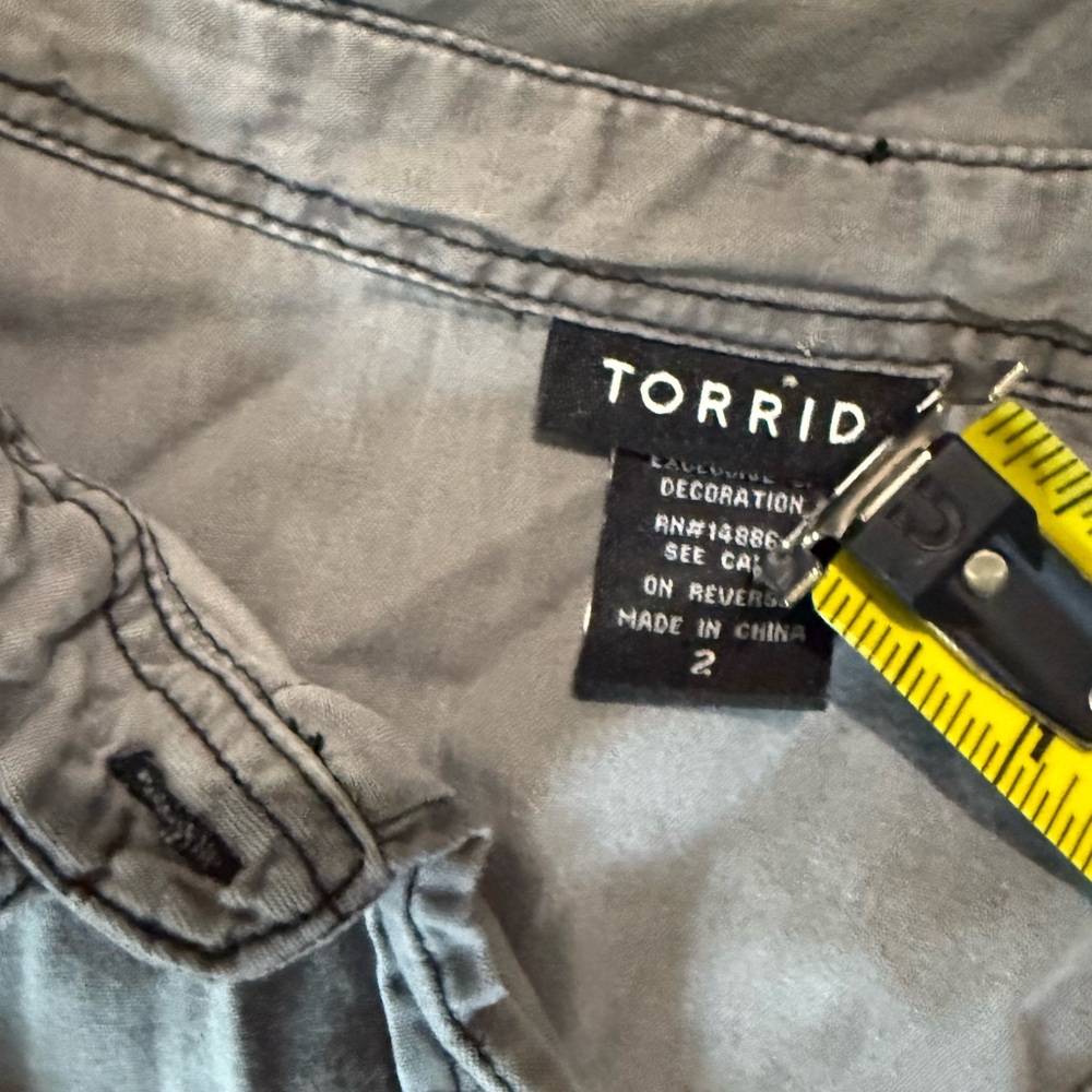 Torrid Size 2 Grey Denim Chambray Button Down Shirt Long Sleeve Plus Size 2X - Picture 3 of 5